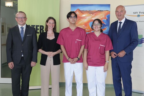 Bezirkshauptmann Mag. Werner Kreisl, Anna Ferihumer B.A., Geschäftsführerin ALTER OÖ - Pflege- und BetreuungsManagement GmbH und Sozial-Landesrat Dr. Christian Dörfel mit kolumbianischen Pflegekräften.