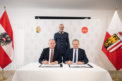 Innenminister Gerhard Karner, Landespolizeidirektor Andreas Pilsl und Landeshauptmann Thomas Stelzer, Karner und Stelzer unterschreiben jeweils ein Dokument. 