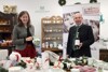 Nationalrätin Claudia Plakolm und Landesrat Max Hiegelsberger an einem Tisch mit weihnachtlicher Gmundner Keramik
