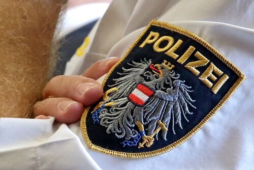 Polizeiabzeichen auf der Uniform eines Polizisten