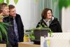 Franc Bogovič, Landesrat Stefan Kaineder und Maria Hagenauer stehen nebeneinander in einem hellen Büroraum mit Pflanzen