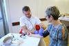 Das OÖ Rote Kreuz ermöglichte es den Besucher/innen, beim Präventionstag gleich den eigenen Blutdruck messen zu lassen