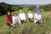 Von links: die Salzburger Naturschutz-Landesrätin Maria Hutter, Gerrit Woerle MBA und Gerhard Woerle, Agrar-Landesrat Max Hiegelsberger sowie MMag. Dr. Johann Neumayer und Dr. Konrad Steiner (vorne) auf einer hohen Wiese 