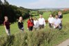 Von links: Marlene Rosenstatter und Sophia Krauz (Schülerinnen der HBLA Ursprung), Landesrätin Maria Hutter (Salzburg), Gerrit Woerle, Gerhard Woerle, Landesrat Max Hiegelsberger, Dr. Konrad Steiner und Diana Reuter (Projektleitung, Woerle), nebeneinander in einer hohen Wiese