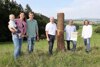 Von links: Barbara und Martin Stöllinger mit Sohn Matthias (Heumilch-Bauern), Landesrat Max Hiegelsberger, Dr. Konrad Steiner und Gerrit Woerle, nebeneinander in einer hohen Wiese