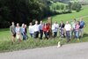 Gruppenbild mit den Landesräten Maria Hutter und Max Hiegelsberger sowie Landwirten, wissenschaftlichen Begleitern und Schülerinnen der HBLA Ursprung an einem naturbelassenen Wegrand 