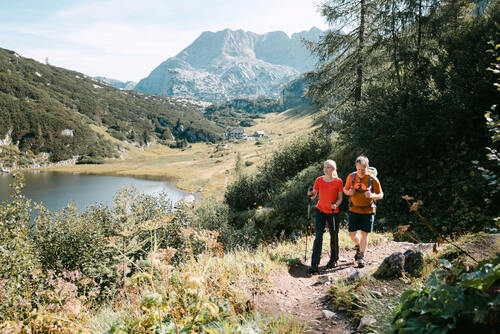 Ein Paar beim Wandern oberhalb des Elmsees im Toten Gebirge.