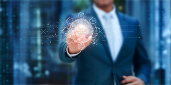 Symbolbild zum Quanten Computing und zu Zukunftstechnologien: Mann steuert virtuelles Netz mit der Aufschrift „Quantum Computing“ 