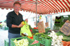 LR Rudi Anschober beim Einkauf mit einer Stofftasche des Oö. Umweltressorts 