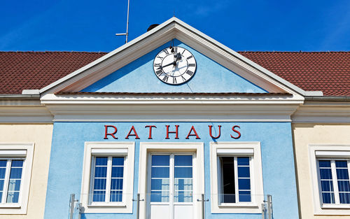 Bild von einer Rathausfassade mit Uhr