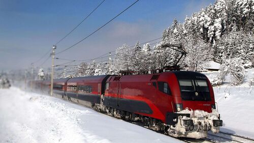 ÖBB-Railjet in einer Winterlandschaft