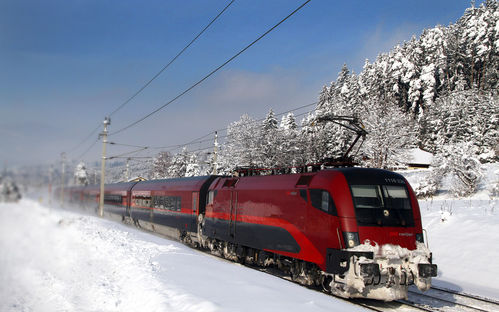 Railjet in Winterlandschaft
