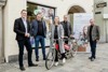 Stefan Kaineder, Martin Zwicker, Sophie Tröls, Roland Wohlmuth und Karl Osterberger vor dem ReVital-Shop am Linzer Hauptplatz