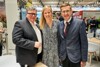 Dieter Recknagl, Marie-Louise Schnurpfeil und LR Markus Achleitner stehen nebeneinander in einem Saal.