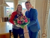 Zusammen mit Vitaminen und einem Blumenstrauß überbrachte Sport-Landesrat Markus Achleitner der Mühlviertler Skirennfahrerin Elisabeth Reisinger beste Genesungswünsche - v.l. Elisabeth Reisinger und Sport-Landesrat Markus Achleitner.