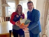 Zusammen mit Vitaminen und einem Blumenstrauß überbrachte Sport-Landesrat Markus Achleitner der Mühlviertler Skirennfahrerin Elisabeth Reisinger beste Genesungswünsche - v.l. Elisabeth Reisinger und Sport-Landesrat Markus Achleitner.