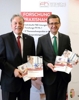 Foto vom April 2019 – v.l.: Dr. Gerald Reisinger (Geschäftsführer FH OÖ) und Wirtschafts-und Forschungs-Landesrat Markus Achleitner. 