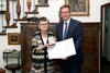 Elfrieda Reiter und Landesrat Markus Achleitner stehen nebeneinander und halten Urkunde und Medaille in Händen