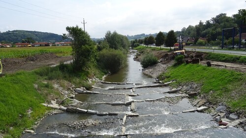 Renaturierter Flussabschnitt, umgebaute Hammermühlwehr, Trattnach