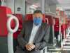 LR Steinkellner mit Mund-Nasen-Schutz sitzt in einem Waggon der S-Bahn