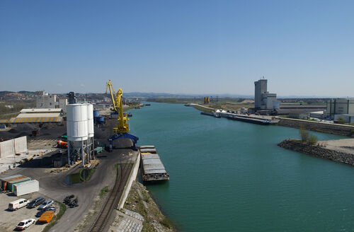 Blick über den Ennshafen, Gebäude, Fahrzeuge, Schiffe, Kran