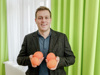 Landesrat Stefan Kaineder mit Orangen in Händen