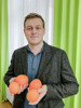 Landesrat Stefan Kaineder mit Orangen in Händen
