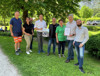 Peter Hallada (Bauhof), Gerlinde Larndorfer (Klimabündnis OÖ), Rainer Feichtinger (Obst- und Gartenbauverein), Landesrat Stefan Kaineder, Bürgermeister Leopold Schilcher MAS, Monika Mittendorfer (Siedlerverein), Ing. Hansjörg Schenner(RHV) und Christoph Unterberger (Tourismusverband) bei der Bodenbündnis-Auszeichnung in Bad Goisern.