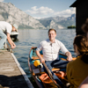 Konsument/innenschutz-Landesrat Stefan Kaineder auf einem Ruderboot am Traunsee