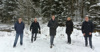 Vize-Bürgermeister Manfred Lehner (Sandl), Alt-Bürgermeister Dr. Hubert Roiss (Windhaag b. Freistadt), Landesrat Stefan Kaineder, Bürgermeisterin Anita Gstöttenmayr (Leopoldschlag) und Bürgermeister Martin Kapeller (Windhaag b. Freistadt) stehen nebeneinander am schneebedeckten Flussufer der Maltsch