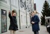 Thomas Rammerstorfer und Landesrat Stefan Kaineder stehen nebeneinander auf einem Gehsteig in der Altstadt, im Hintergrund ein großer Weihnachtsbaum