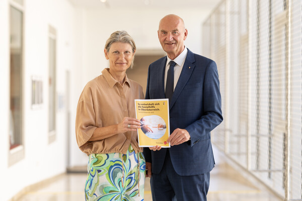 Cornelia Altreiter-Windsteiger, die Leiterin der Abteilung Soziales des Landes OÖ, und Sozial-Landesrat Christian Dörfel ziehen eine erste Zwischenbilanz zur neuen Sozialhilfe in Oberösterreich.