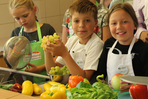 Kinder beim Kochen