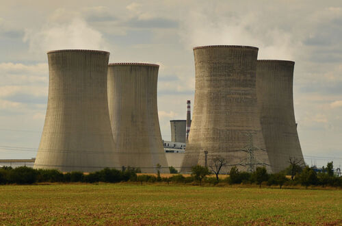 Atomkraftwerk, vier Kühltürme, bewölkter Himmel