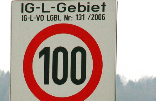 Verkehrsschild Höchstgeschwindigkeit 100, Beschriftung IG-L – Gebiet IG-L-VO LGBl. Nr: 131/2006