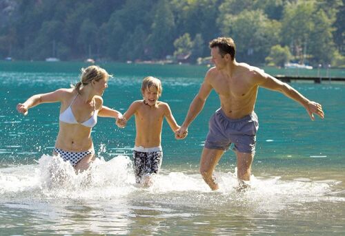 Familie beim Baden im See