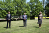 Dr. Silvio Schüler, Landesrat Max Hiegelsberger und DIin Elfriede Moser auf einer gemähten Wiese, im Hintergrund Bäume, Felder