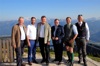 Einen traumhaften Ausblick von der Schafbergspitze genießen der oö. Landtagspräsident Viktor Sigl, Salzburgs Landesrat Mag. Stefan Schnöll, Landesrat Mag. Günther Steinkellner, Landesrat DI Ludwig Schleritzko, St. Wolfgangs Bürgermeister Franz Eisl und der technische Geschäftsführer der SchafbergBahn & WolfgangseeSchifffahrt Mario Mischelin (v.li.)