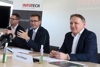 v.l.: Mag. Bernhard Schuster, GF Infotech EDV-Systeme GmbH, Wirtschafts-Landesrat Markus Achleitner und Ing. Hans Kühberger, GF Infotech EDV-Systeme GmbH