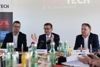 v.l.: Mag. Bernhard Schuster, GF Infotech EDV-Systeme GmbH, Wirtschafts-Landesrat Markus Achleitner und Ing. Hans Kühberger, GF Infotech EDV-Systeme GmbH