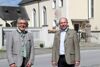 Übergabe des Vorsitzes der Agrarreferentenkonferenz in Berndorf. Landesrat Dr. Josef Schwaiger (Salzburg) mit seinem Amtskollegen Max Hiegelsberger aus Oberösterreich vor der Kirche in Berndorf (Flachgau)