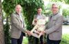 Übergabe des Vorsitzes der Agrarreferentenkonferenz in Berndorf. Landesrat Dr. Josef Schwaiger (Salzburg) mit seinem Amtskollegen Max Hiegelsberger aus Oberösterreich und Landwirtschaftskammerpräsident Rupert Quehenberger (hinten) mit regionalen Produkten