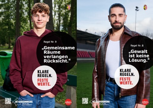 Zwei Plakate der Kommunikationsschiene der OÖ Hausordnung stehen nebeneinander, darauf ist jeweils ein Mann bzw. Bursche und eine der Regeln der Hausordnung zu sehen.  