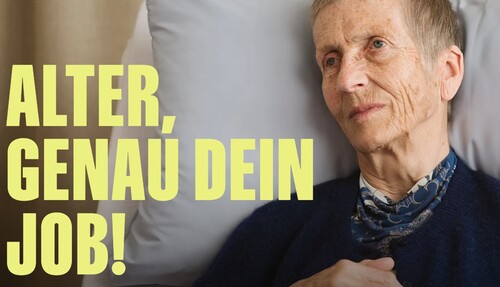 Foto der Kampagne ALTER OÖ mit alter Frau auf einem Pflegebett.