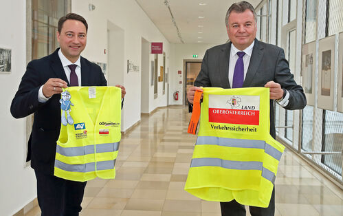 Landeshauptmann-Stellvertreter Dr. Manfred Haimbuchner und Infrastruktur-Landesrat Mag. Günther Steinkellner präsentierten bei der Pressekonferenz auch die gelben Schutzwesten.