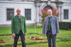 Herbert Sieghartsleitner und Landesrat Max Hiegelsberger, im Hintergrund liegen Rehe und Fasane auf einer Wiese vor einem Schloss