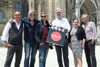 v.l.: Dietrich Siegl, Stefan Jürgens, Michael Steinocher, LH-Stv. Dr. Michael Strugl, Maria Happel und Helmut Bohatsch vor dem Mariendom in Linz