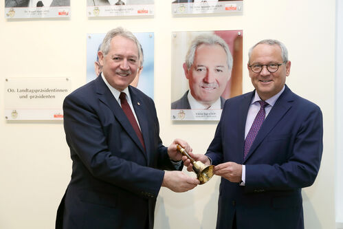 Landtagspräsident a. D. Viktor Sigl übergab symbolisch den Vorsitz an Landtagspräsident Wolfgang Stanek.