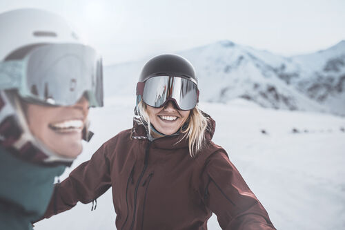 Zwei Freundinnen beim Skifahren im Skigebiet Hinterstoder