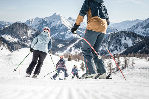 Familie beim Skifahren im Skigebiet Wurzeralm.